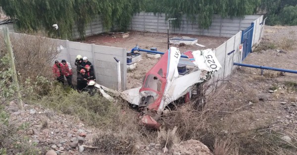 Dos Hombres Se Salvaron De Milagro Traer Caer De Su Pequeño Avión Cerca ...